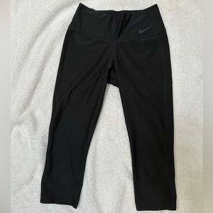 Black Nike cropped leggings